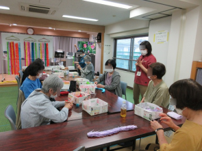 折り終わったものを糸でつなげます