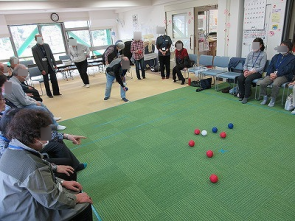 白い球を目掛けて…