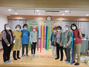 つなげた鶴の前で記念撮影です