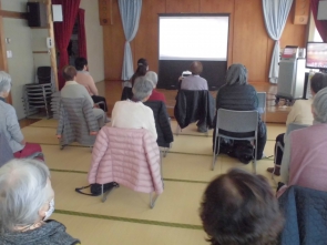 遠くの位置でも歌詞が見えます