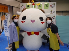 ねり丸と職員で・・・ハイチーズ！カシャ！！