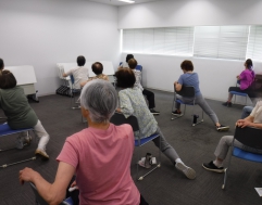 股関節までしっかり伸ばしてストレッチ〜