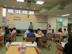 勤務後に多くの職員が参加しています。