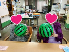 すいかを持って笑顔です♪