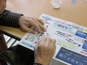 小さなはぎれにボンドを塗ってます。