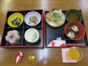 【敬老際】お赤飯に天ぷらです。