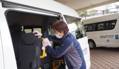 送迎前後で車内消毒をしています