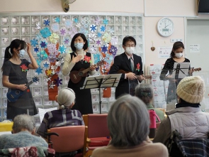ウクレレ演奏
