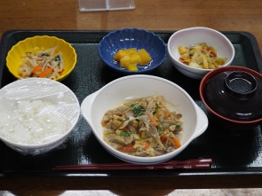 福岡県の郷土食　牛とごぼうの柳川風です