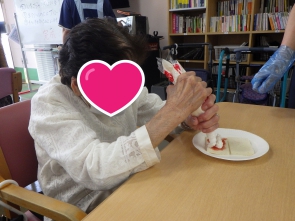 ホイップクリームを絞って