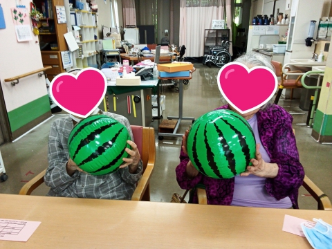 すいかを持って笑顔です♪