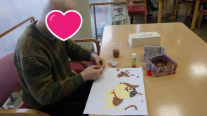 ちぎり貼り作業中