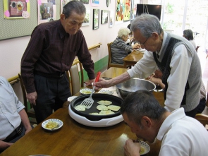 男性も手慣れたものです。