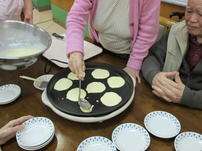 ホットケーキを焼くのは手慣れたものです。