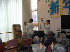 最後は先生も一緒にカチャーシャーを踊りました。