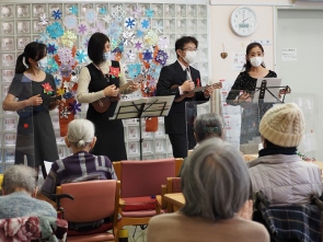 ウクレレ演奏