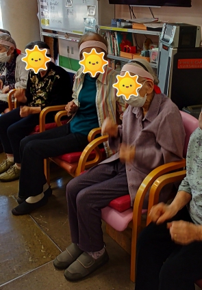 足が痛いなら手を振って！