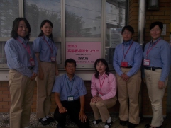 錦の案内板の前で記念写真