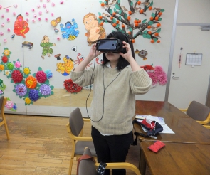 VR（バーチャルリアリティ）の技術を活用し、認知症の方の視点を体験中。