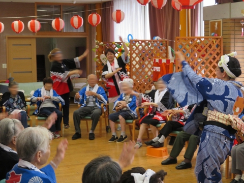 音頭に合わせて「ヨイヨイ♪」