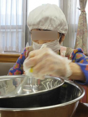 クリームをかき混ぜてます。