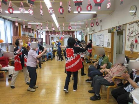 輪踊り、にぎやかです。