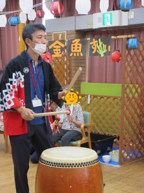 職員が太鼓で盛り上げます。