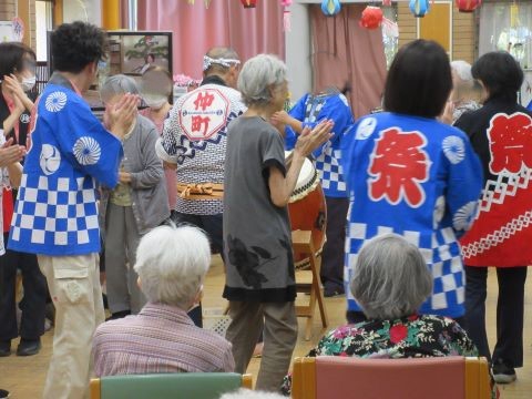 盆踊りの曲と太鼓のリズムに合わせて盆踊りをしました♪