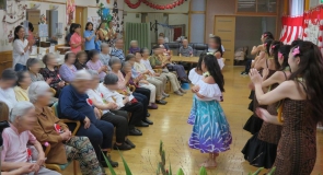 フラダンスでお祝い♪