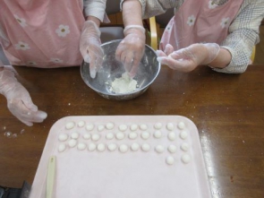 しるこを冷ましている間に、二人で協力して豆腐白玉作りをします。