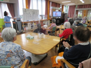 テレビに出てる歌詞をみながら