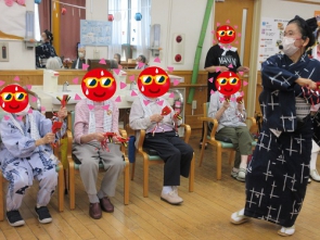 踊りを鳴子で盛り上げます