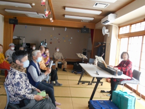 ハンドベルとトーンチャイムで演奏