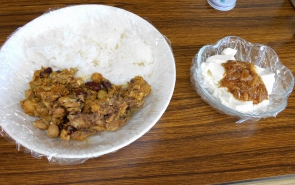 あっという間に、サバカレーと豆腐のなめ茸のせが完成！