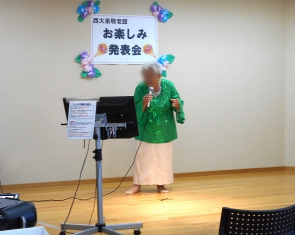 素敵な衣装で歌声を披露