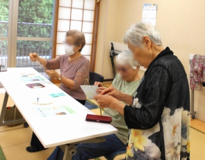 作品を見せ合っています。