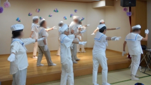 手づくりの衣装は水兵さん（レクダンス）