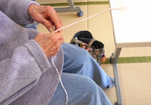 三つ編みをしています。