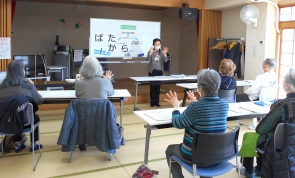 「ぱ・た・か・ら」体操に手の動きを付けて・・・。