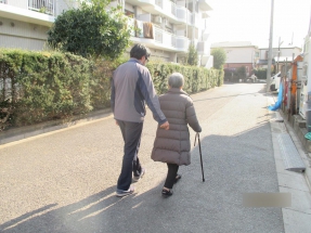 屋外歩行訓練の様子