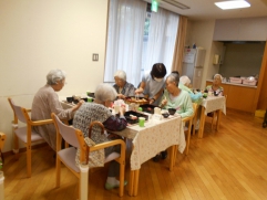 昼食は【お寿司バイキング】をお楽しみいただきました。「マグロとサーモンがいいわ！」と。。とても好評で美味しくお召し上がりいただけました(#^.^#)