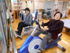 「レッグプレス」「リカンベントバイク」外の景色を見ながらお仲間同士ワイワイ楽しくやってまーす!(^^)!