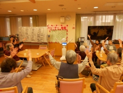[夕焼けこやけ」を歌いながらペッパーくんが体操の先生です(#^.^#)