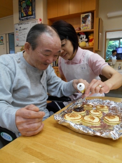 あんこを入れる作業です！あんこはたっぷり!(^^)!