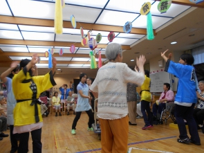 盆踊り大会！！江利介護士の見事な和太鼓で迫力満点です!(^^)!