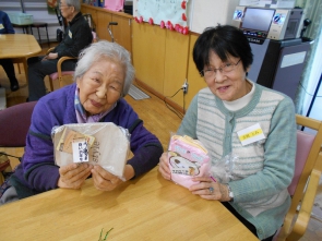 「これもらったわよ～」とニッコリ笑顔です!(^^)!