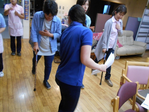 お客様の歩き方を知るた為に3動作歩行、2動作歩行の練習をしました。