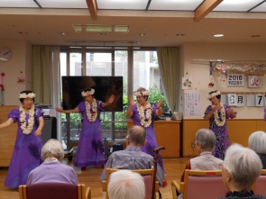 馴染みの曲でのフラダンスもご披露下さいました。