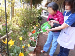 職員と一緒に水遣りして頂きました。お花も嬉しそうです♪