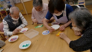 どの色にしようか会話しながら並べています。